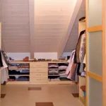 Begehbarer Kleiderschrank in der Dachschräge: Begehbare Ankleide in der Dachnische