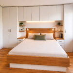 Moderne Schlafzimmermöbel mit Bettüberbau in Eiche und weiß