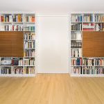 Deckenhohe Bücherregale als Raumteiler