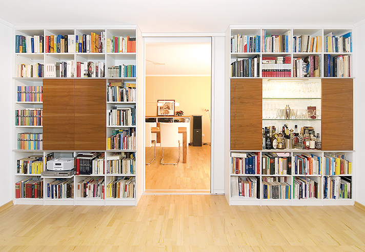 Deckenhohes Bücherregal mit Schiebetüren als Raumteiler geschlossen