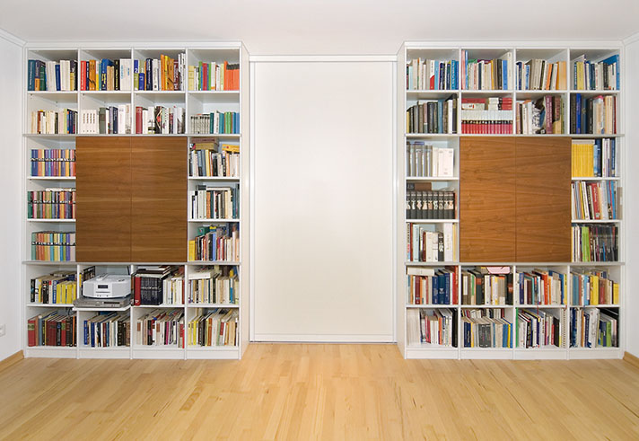 Deckenhohes Bücherregal mit Schiebetüren als Raumteiler geschlossen