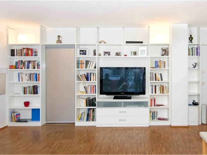 Raumhohes, weißes Bücherregal im Wohnzimmer