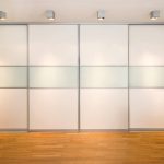 Gleittürschrank mit Glaseinsatz