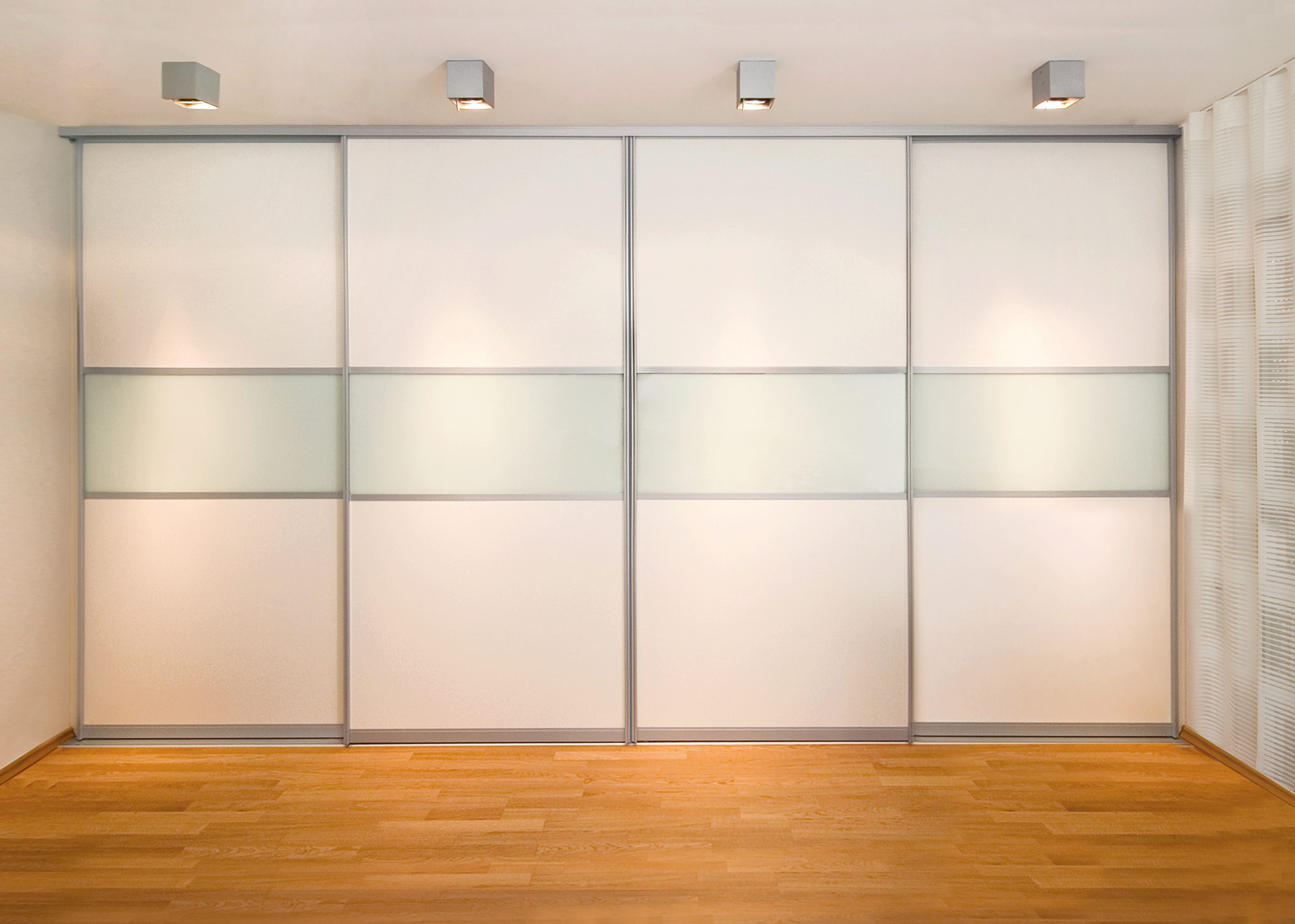 Gleittürschrank mit Glaseinsatz
