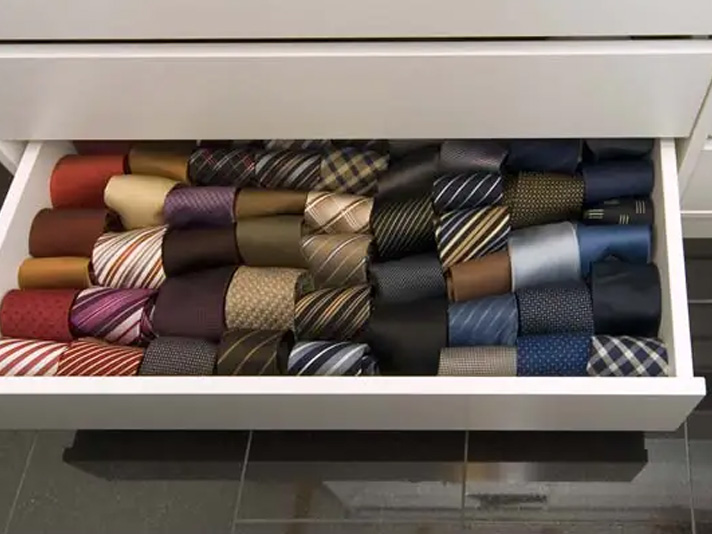 Extra hohes Regal für Kleideraufbewahrung: Krawatten-Auszug