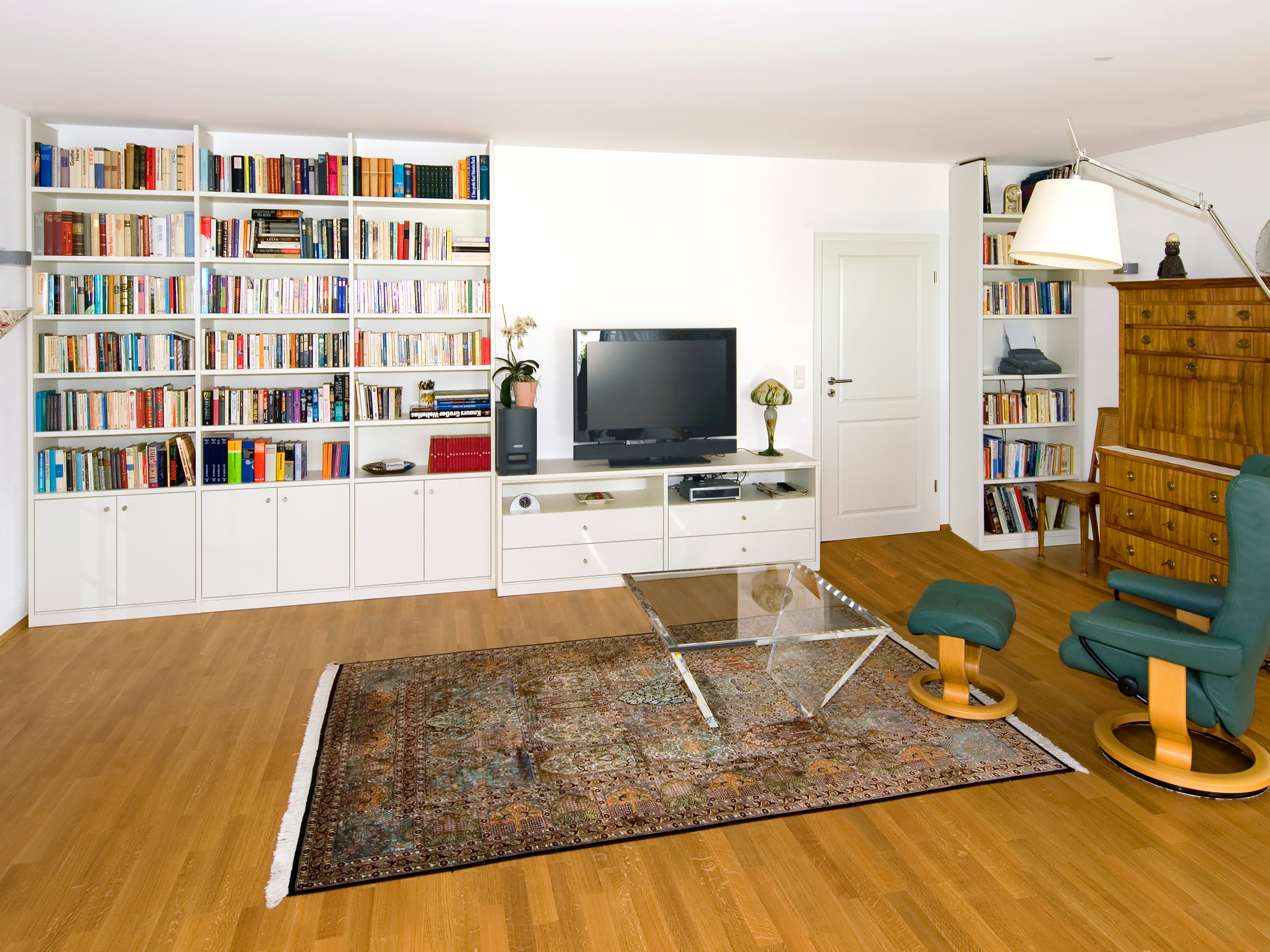 Kombination aus Medienlowboard und Bibliotheks-Regalen Panorama-Ansicht des ganzen Raums