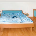 Schlafzimmer mit begehbarem Schrank: Bett in der Mansarde