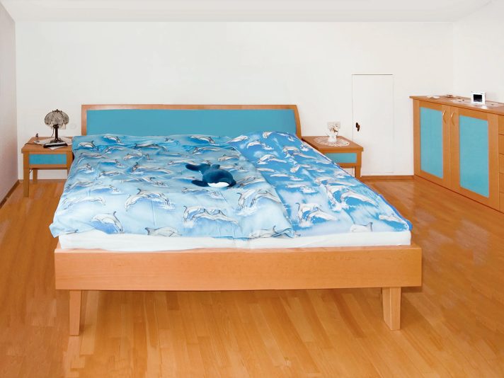 Schlafzimmer mit begehbarem Schrank: Bett in der Mansarde