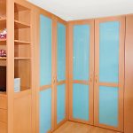 Schlafzimmer mit begehbarem Schrank: Schranktüren aus Buche mit Glaseinsatz