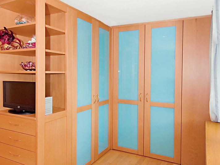 Schlafzimmer mit begehbarem Schrank: Schranktüren aus Buche mit Glaseinsatz