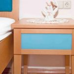 Schlafzimmer mit begehbarem Schrank: Nachtkästchen mit Glaseinsätzen
