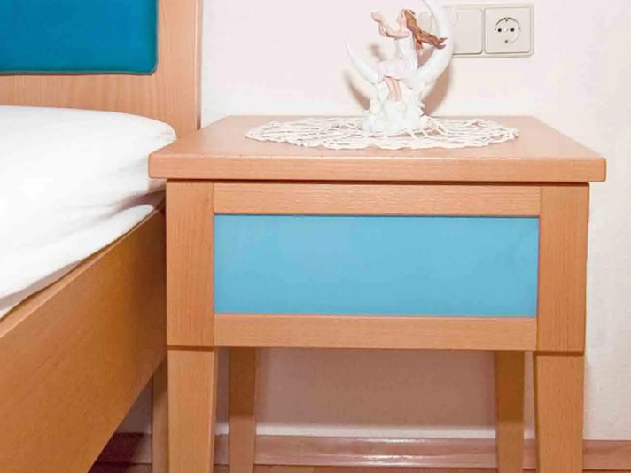 Schlafzimmer mit begehbarem Schrank: Nachtkästchen mit Glaseinsätzen