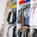 Extra hohes Regal für Kleideraufbewahrung: Schrank-Innensystem mit Leiter