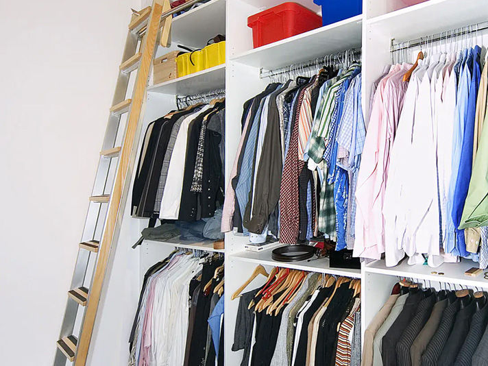 Extra hohes Regal für Kleideraufbewahrung: Schrank-Innensystem mit Leiter