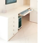 Schreibtisch mit Tastaturauszug und Schubladencontainer