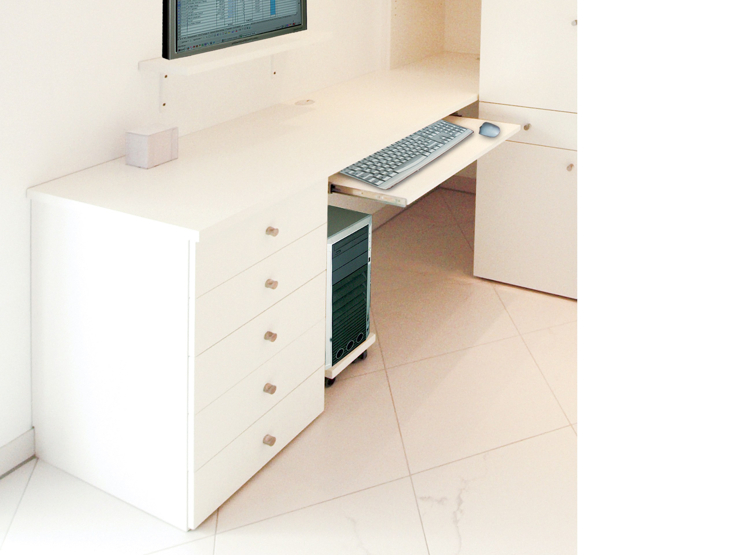 Schreibtisch mit Tastaturauszug und Schubladencontainer