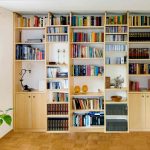 Schiebbare Regale vor der Bücherwand