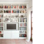 Regalwand mit Lichtkranz und TV-Nische