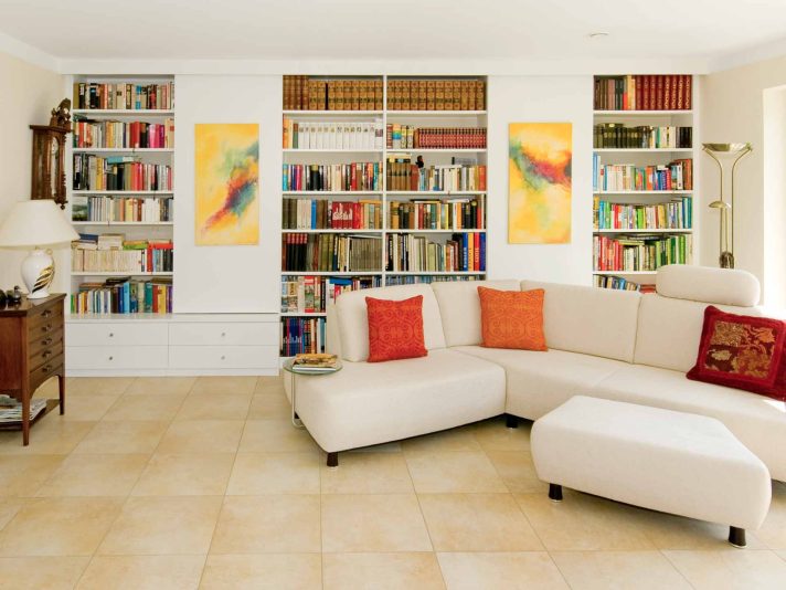 Regalwand mit Schwebetüren als Bildpaneele