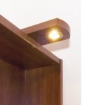 Einzelnes Lichtelement auf dem Regal