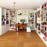 Bücherregal mit Überbau im Arbeitsbereich