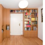 Bücherregal mit Türüberbau und Schrank übers Eck