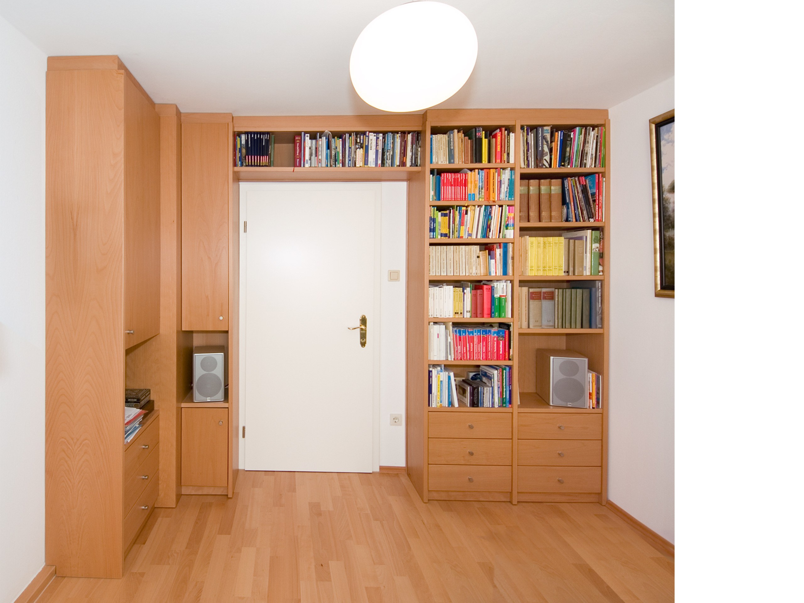 Bücherregal mit Türüberbau und Schrank übers Eck