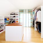 Die Regale in dieser Ankleide sind entsprechend der Dachschräge angepasst