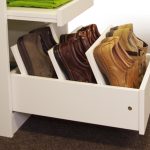 Die Schuhe werden in der Schuschublade schräg eingestellt und sind durch Trennstege voneinander getrennt
