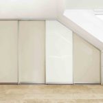 Einbauschränke mit Schiebetüren aus Glas mit Alurahmen in der Mansarde