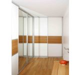 Raumhoher Kleiderschrank im Eck
