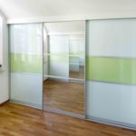 Schiebetürenschrank mit Schiebetüren und Spiegel