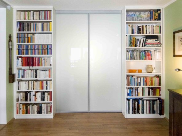 Raumteiler mit Bücherregalen und Schiebetüren