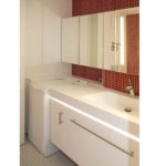 Badezimmer mit Spiegelschrank und Beleuchtung