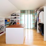 Begehbarer Kleiderschrank in der Mansarde