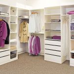 Regalsystem nach Maß mit Ecklösung im begehbaren Schrank