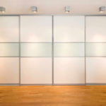 Einbauschrank mit Alurahmen-Schiebetüren mit Glaseinsatz