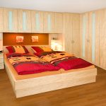 Schlafzimmereinrichtung in Ahorn mit Einbauschränken, Doppelbett und Bettüberbau