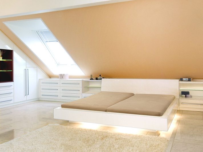 Einrichtung für Desgin-Schlafzimmer in Hochglanzlack in der Mansarde