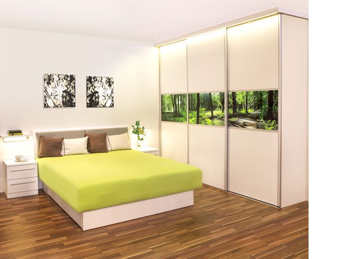 Schlafzimmerausstattung mit Bett und Schiebetür-Kleiderschrank mit auf Glass gedrucktem Foto