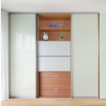 Schlafzimmerschrank mit Schiebetüren in Glas