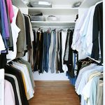 Ankleide mit Regalen, Schubladen und offenen Fächern: Raumpotenzial komplett nutzen