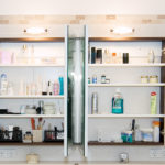 Spiegelschrank geöffnet