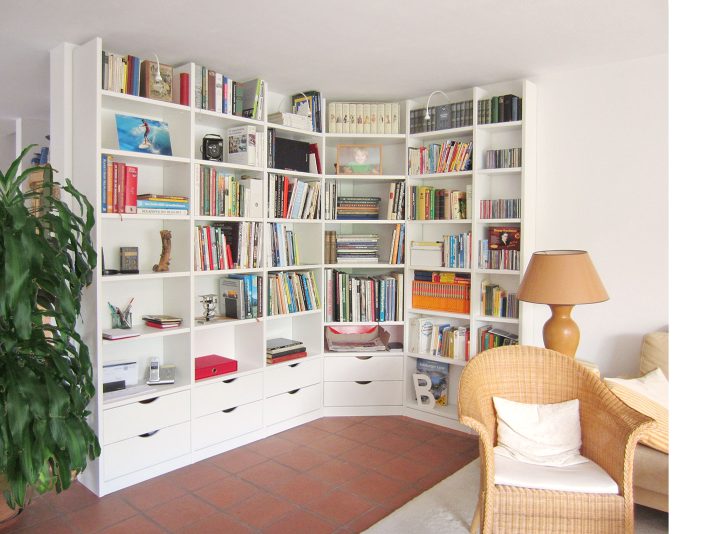 Bücherregal mit Ecklösung in Weiß