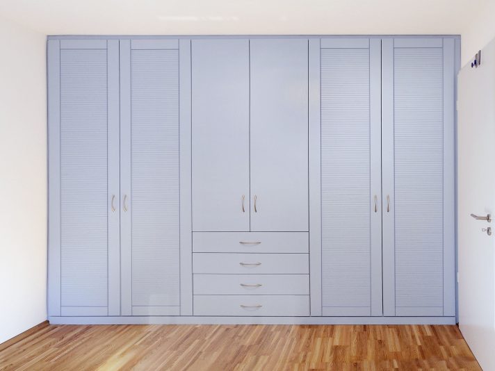 Einbauschrank blau