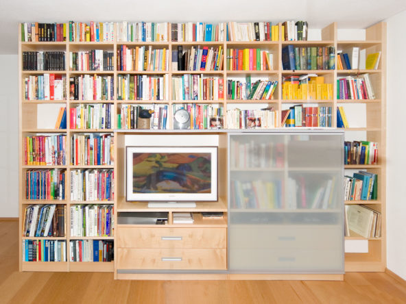 Bücherregal mit TV-Fach