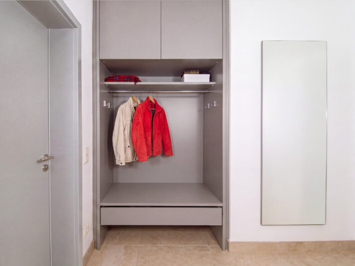 Einbaugarderobe mit offener Kleiderstange