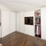 Schlafzimmerschrank mit Schiebetüren und TV-Nische. In den Seitenschränken findet Kleidung Platz.