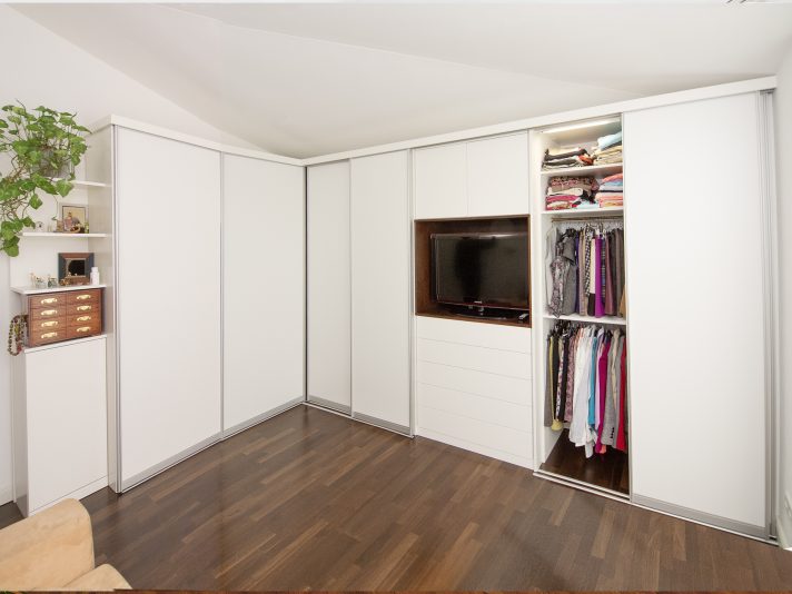 Schlafzimmerschrank mit Schiebetüren und TV-Nische. In den Seitenschränken findet Kleidung Platz.