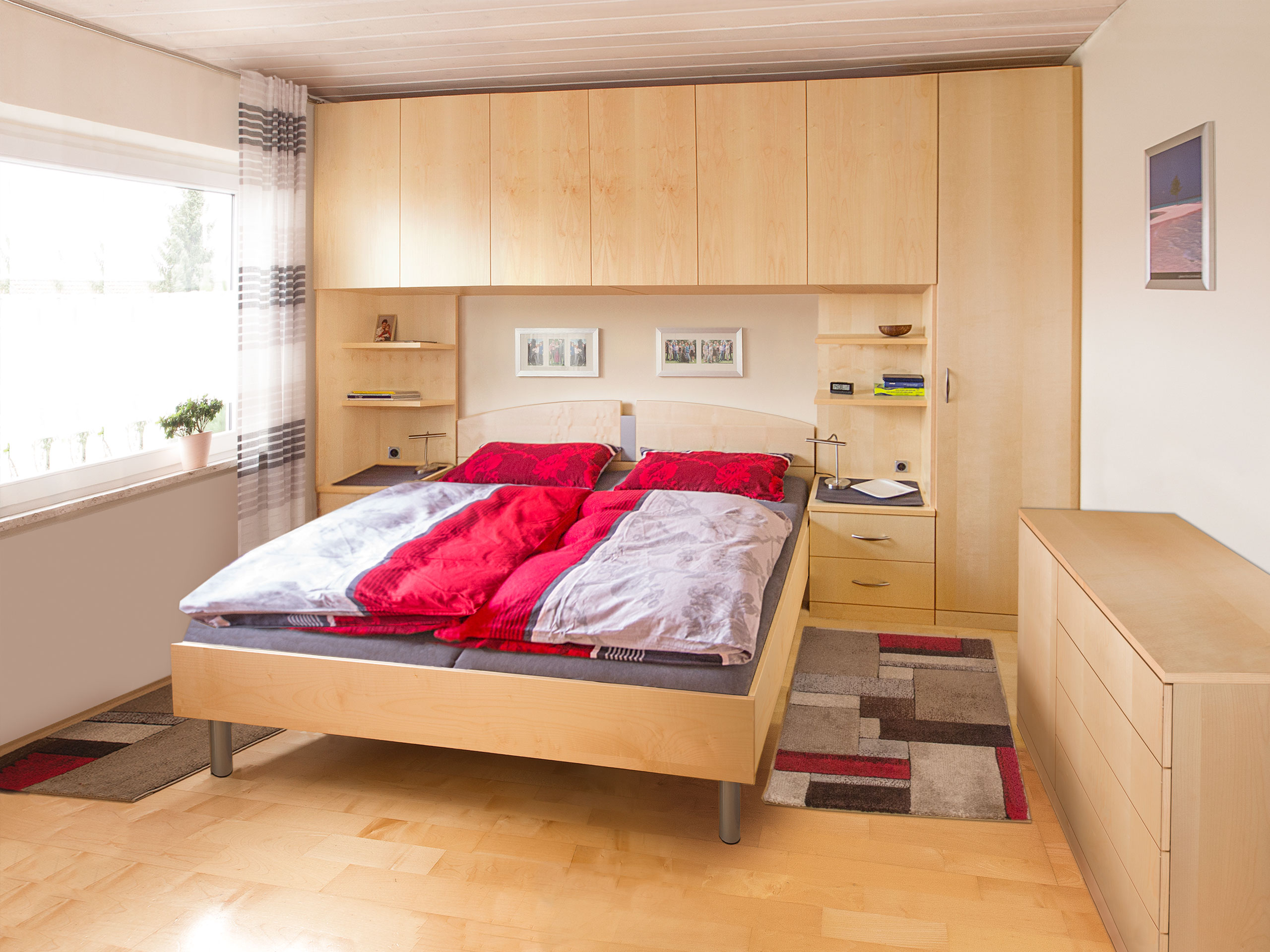 Schlafzimmer mit Bettüberbau